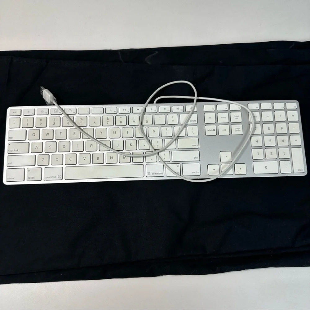 Apple hardwired keyboard number A1243 EMC #2171 Works!